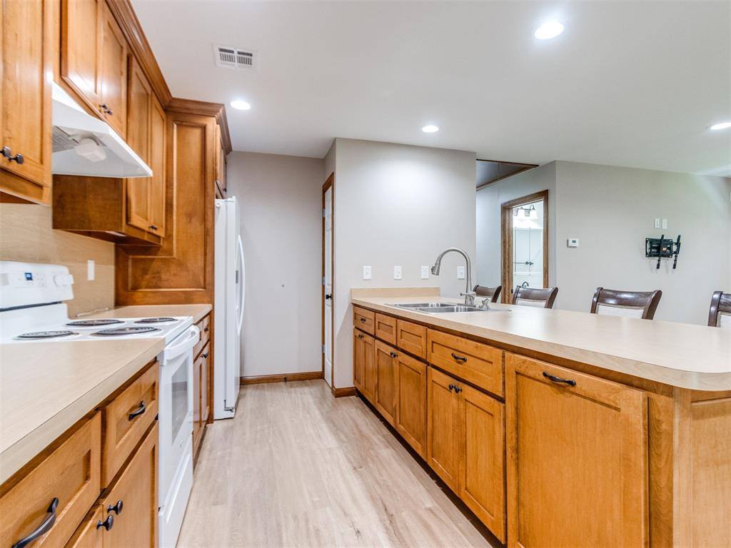 16802 Creek Valley Lane, Newalla, OK 74857