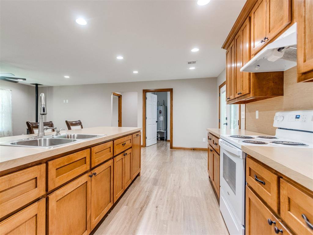 16802 Creek Valley Lane, Newalla, OK 74857