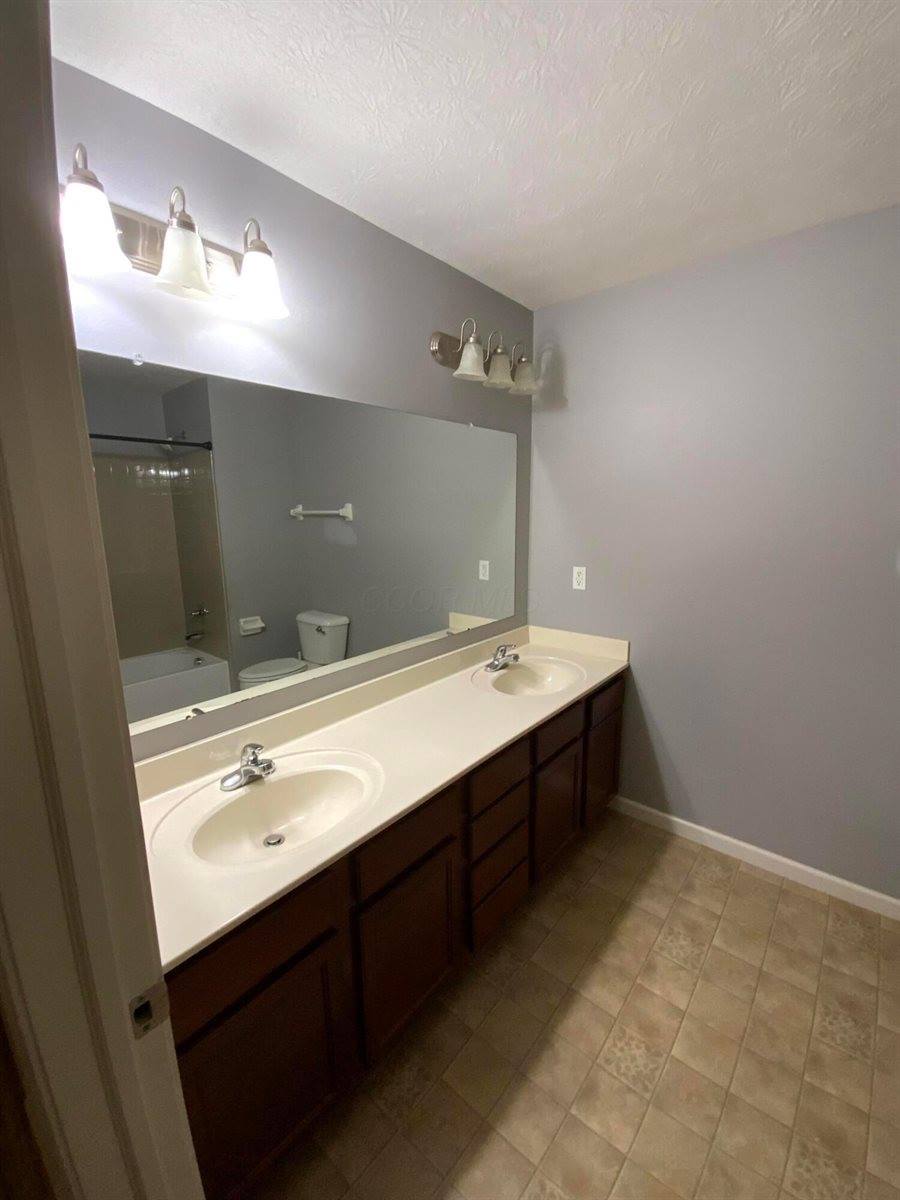 2178 Alum Crossing Drive, Lewis Center, OH 43035