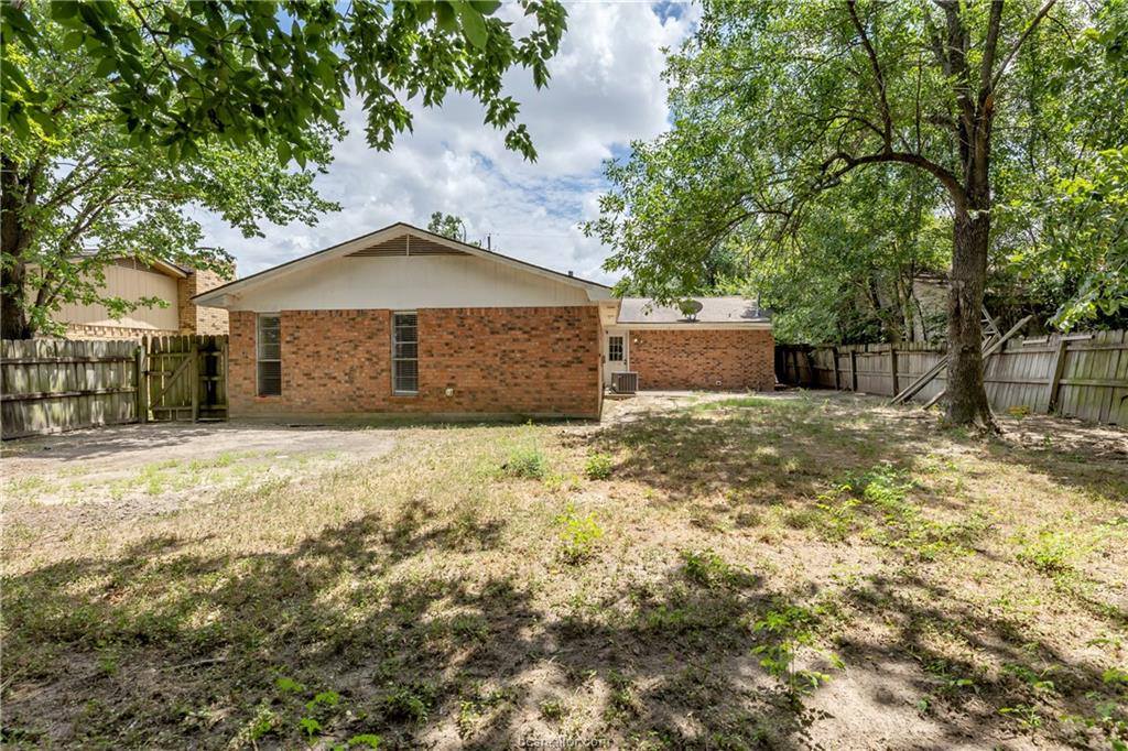 3015 Red Robin Loop, Bryan, TX 77802