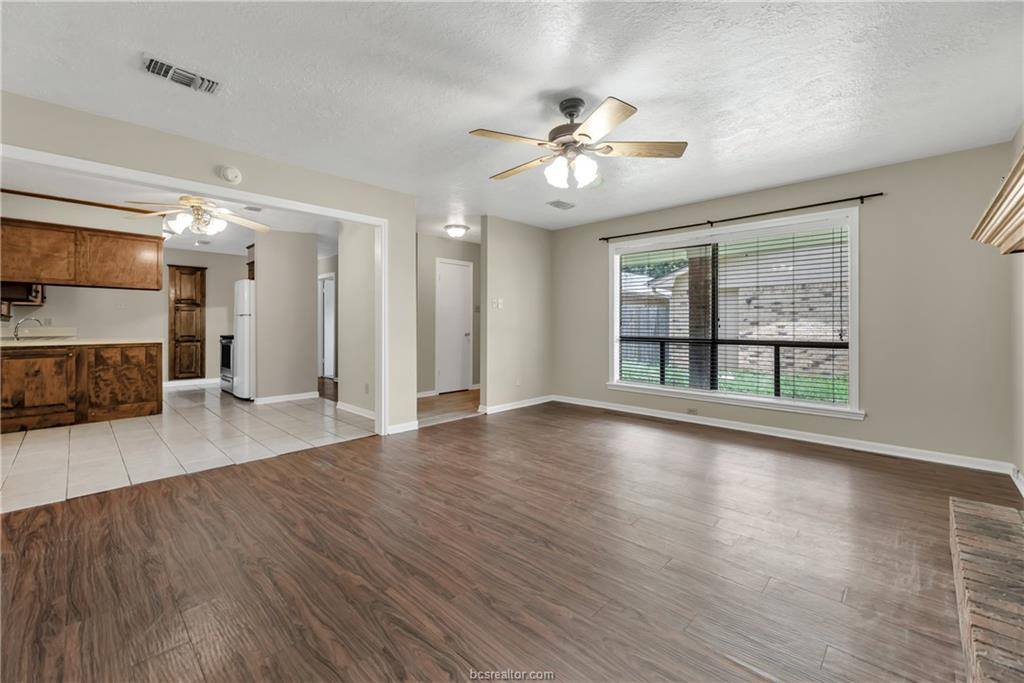 3015 Red Robin Loop, Bryan, TX 77802