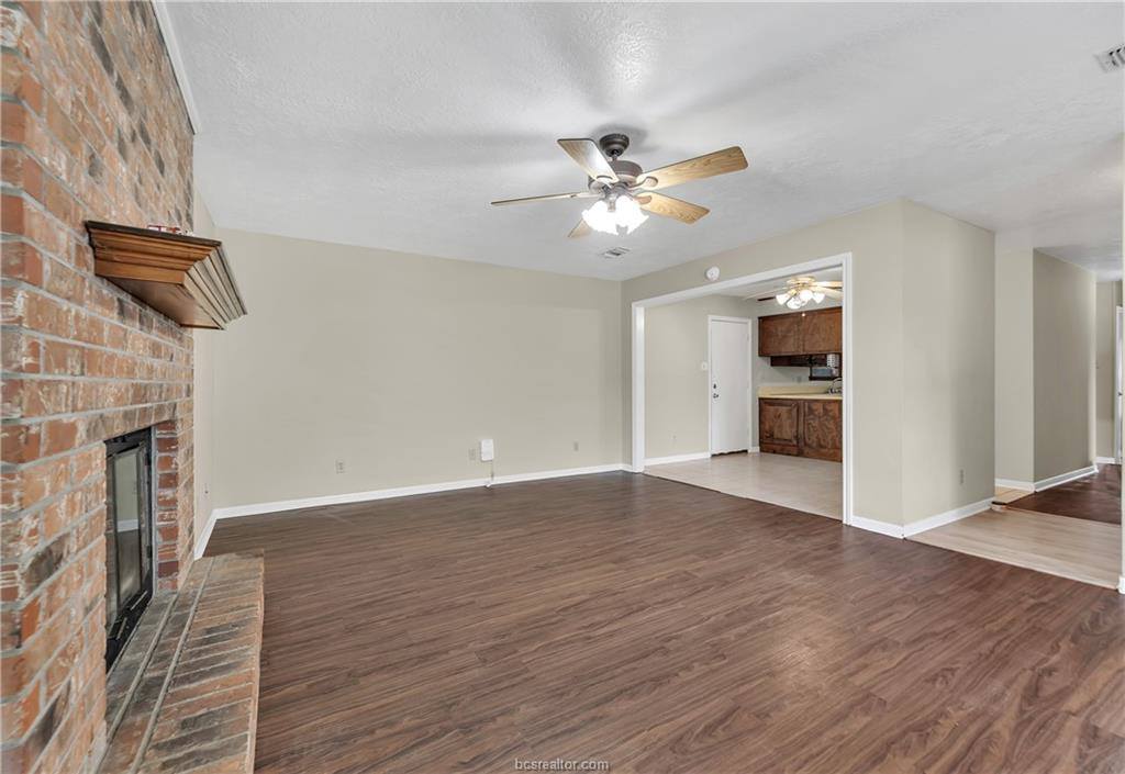 3015 Red Robin Loop, Bryan, TX 77802