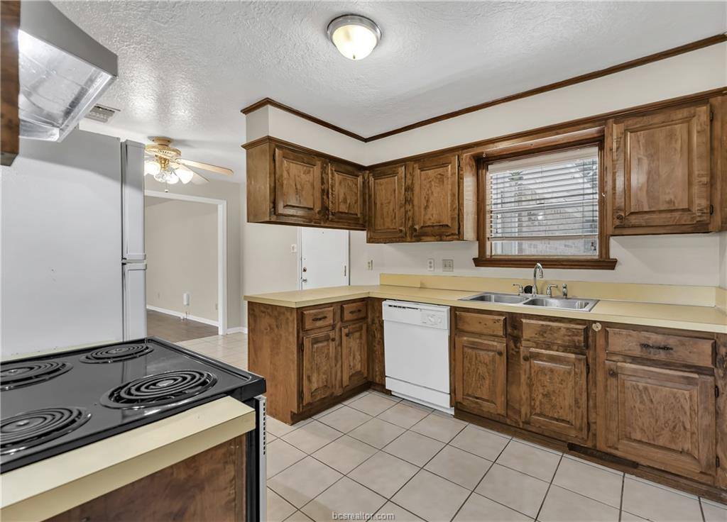 3015 Red Robin Loop, Bryan, TX 77802