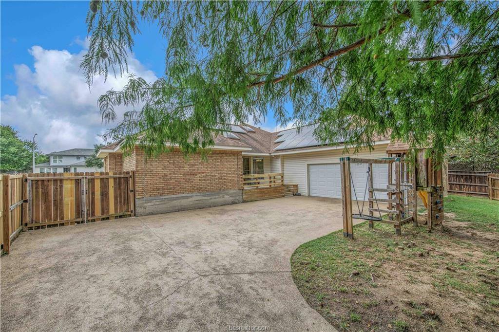 2307 West Briargate Drive, Bryan, TX 77802