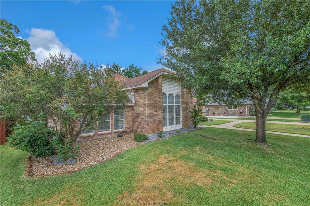 2307 West Briargate Drive, Bryan, TX 77802