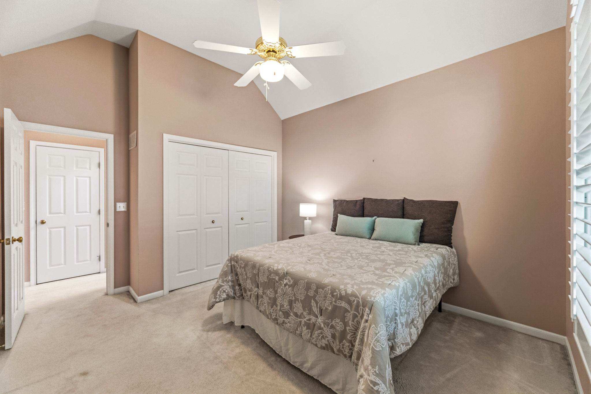 8801 W 142nd St, Overland Park, KS 66221