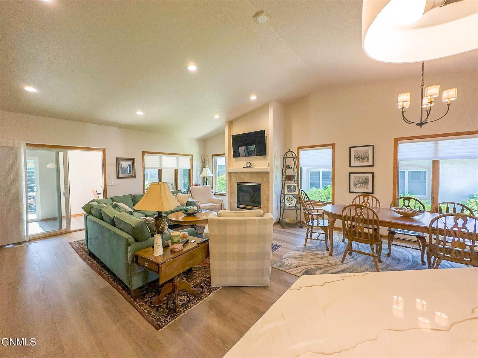 1959 Mesquite Loop, Bismarck, ND 58503