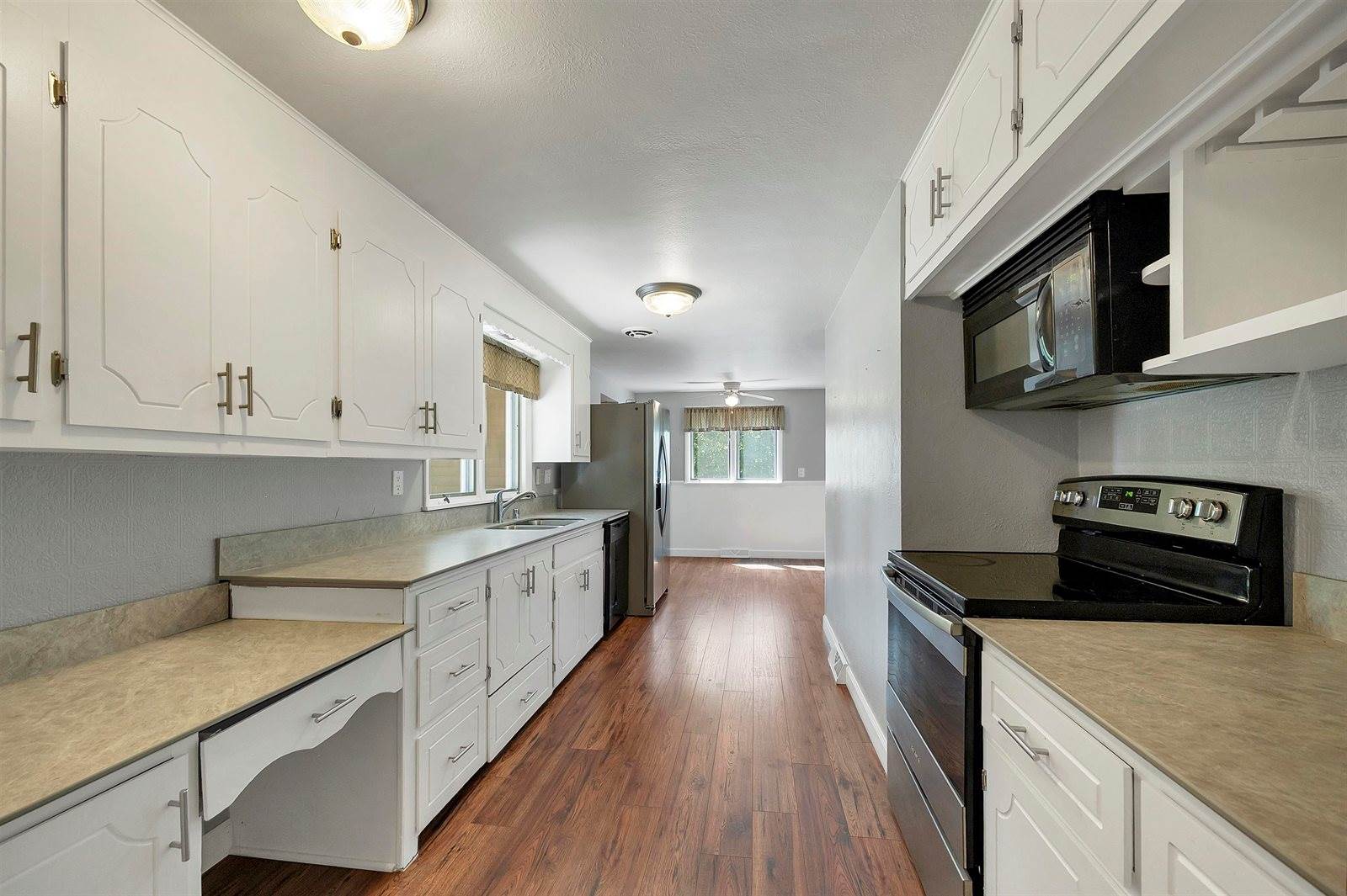 2730 Oakwood Drive, Green Bay, WI 54304