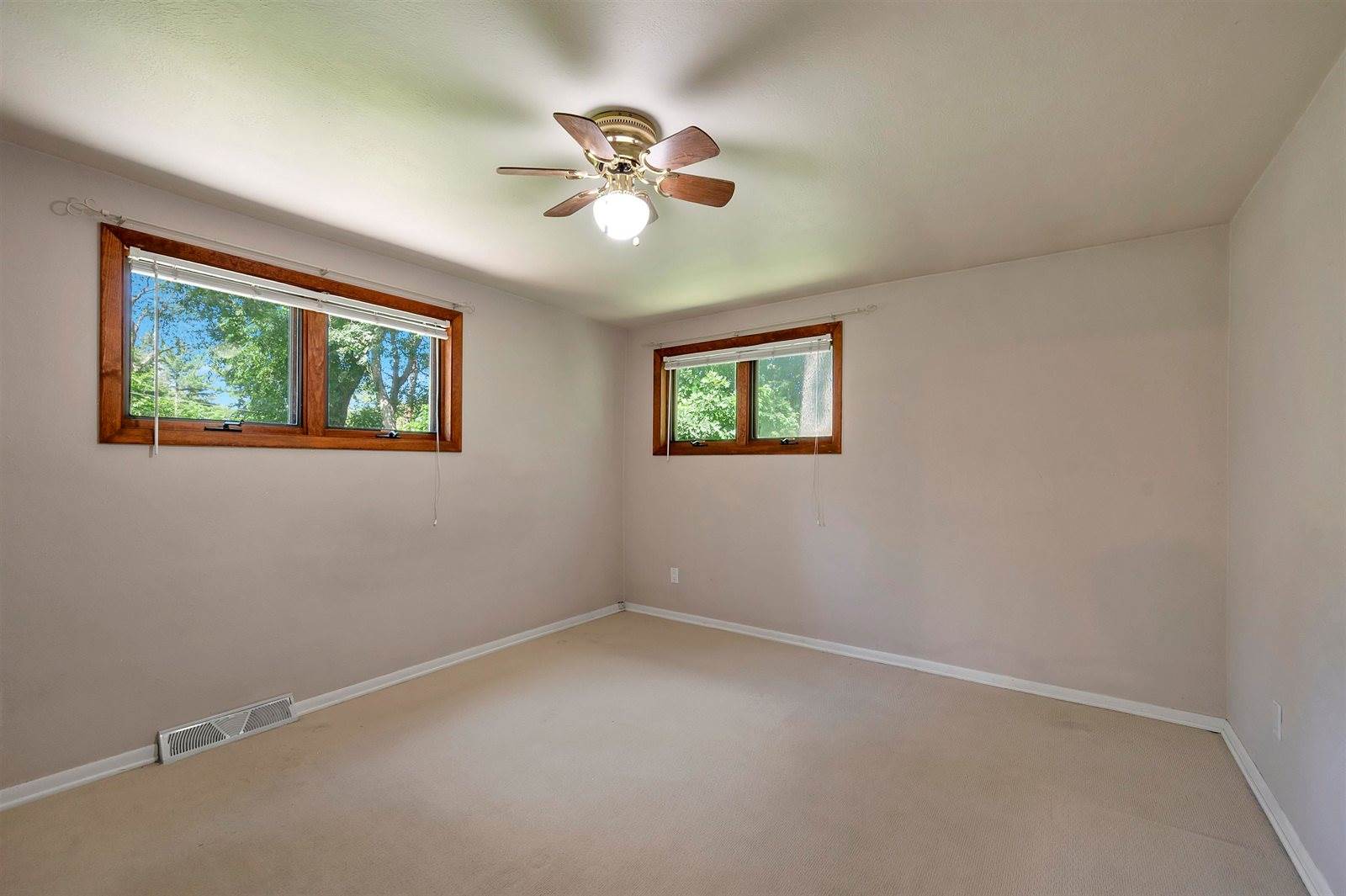 2730 Oakwood Drive, Green Bay, WI 54304