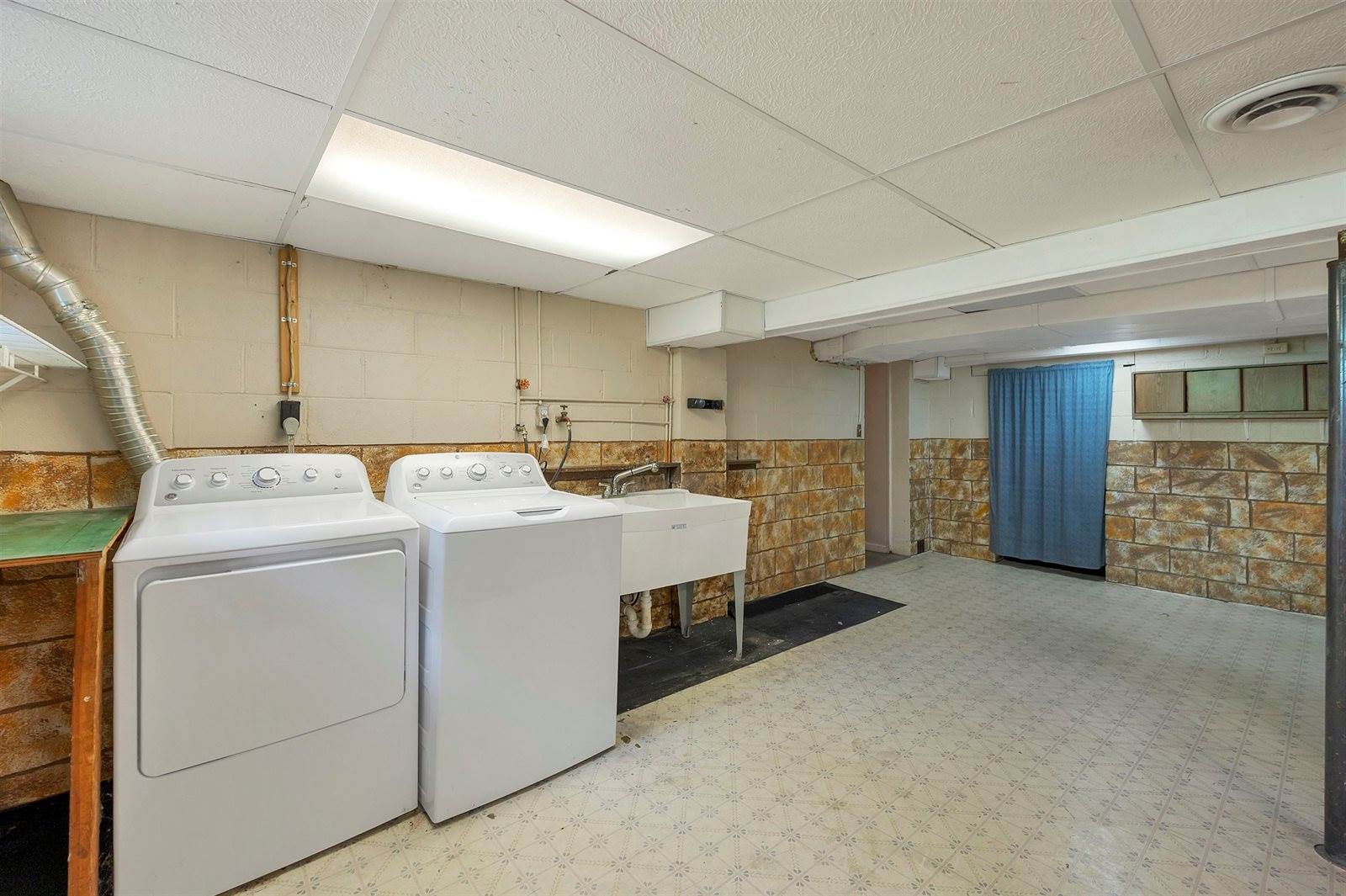 2730 Oakwood Drive, Green Bay, WI 54304
