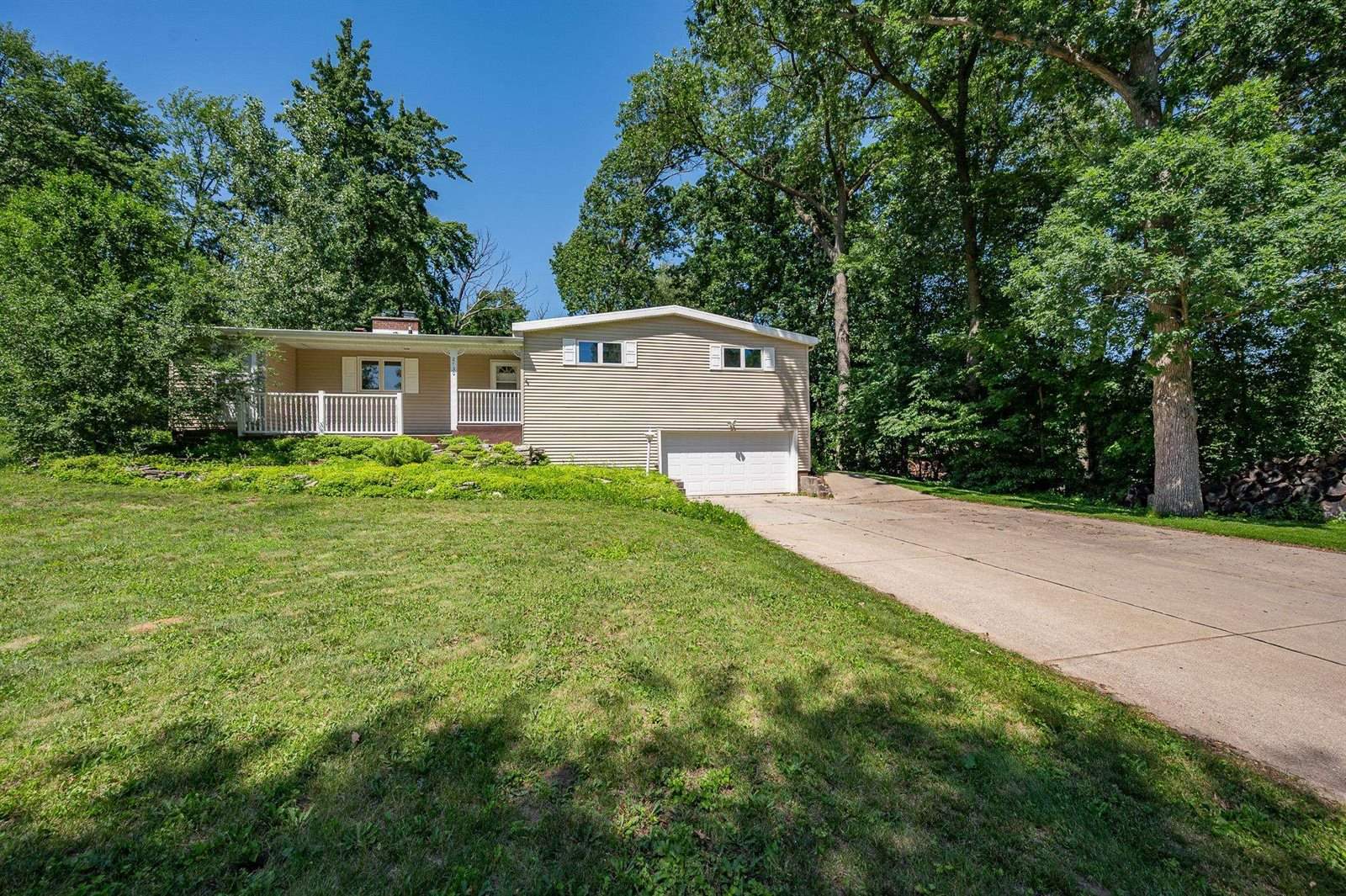 2730 Oakwood Drive, Green Bay, WI 54304