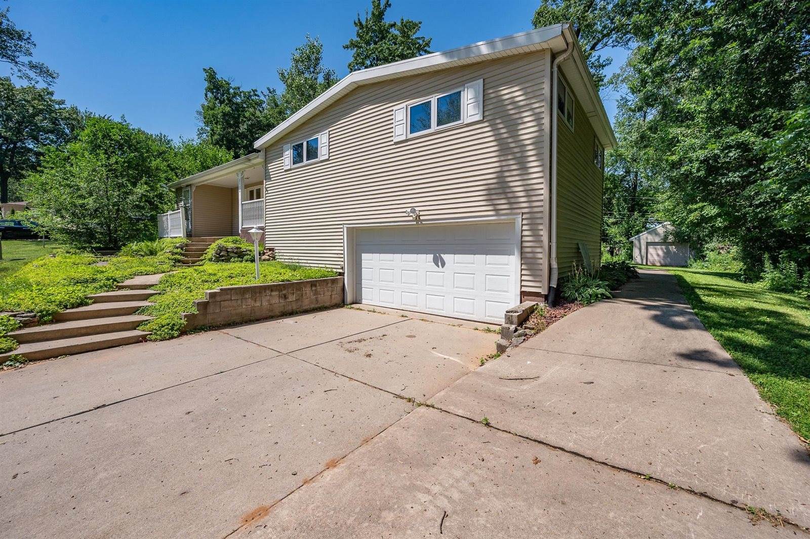 2730 Oakwood Drive, Green Bay, WI 54304