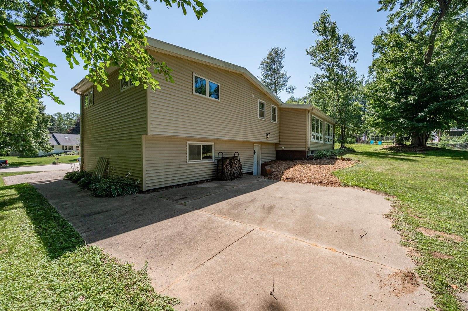 2730 Oakwood Drive, Green Bay, WI 54304