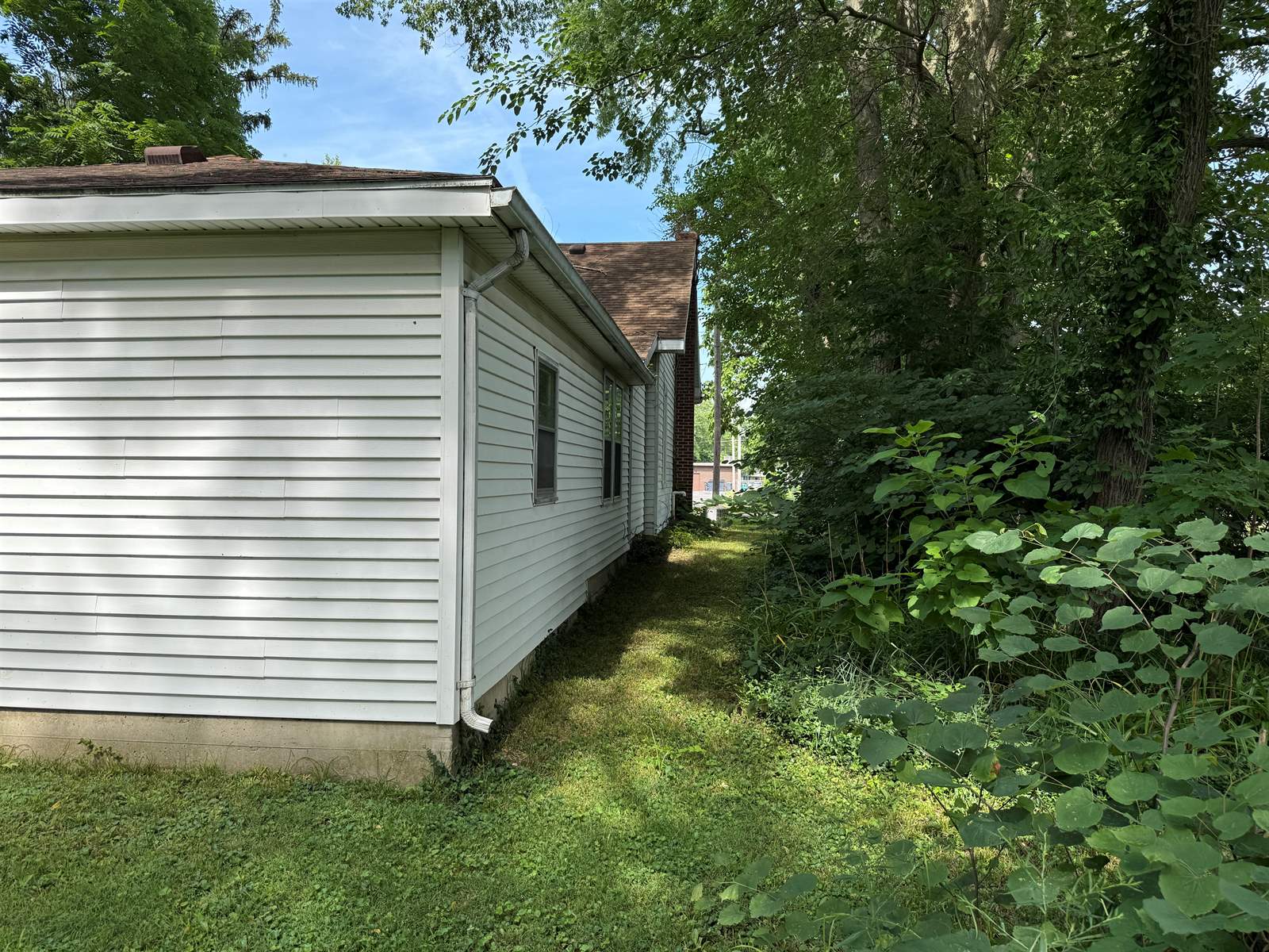 2411 S Broadway, Yorktown, IN 47396
