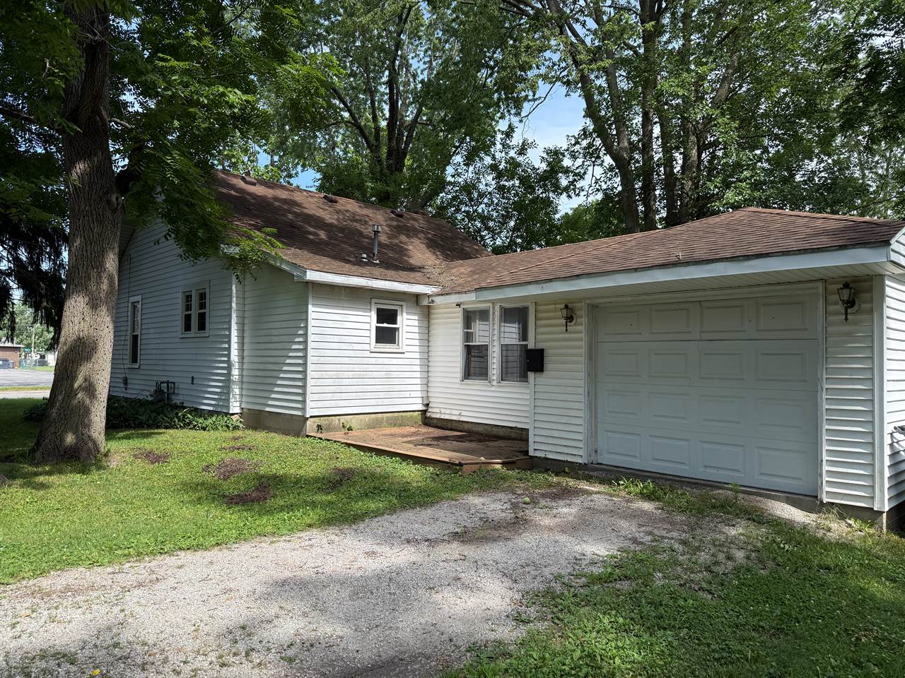 2411 S Broadway, Yorktown, IN 47396