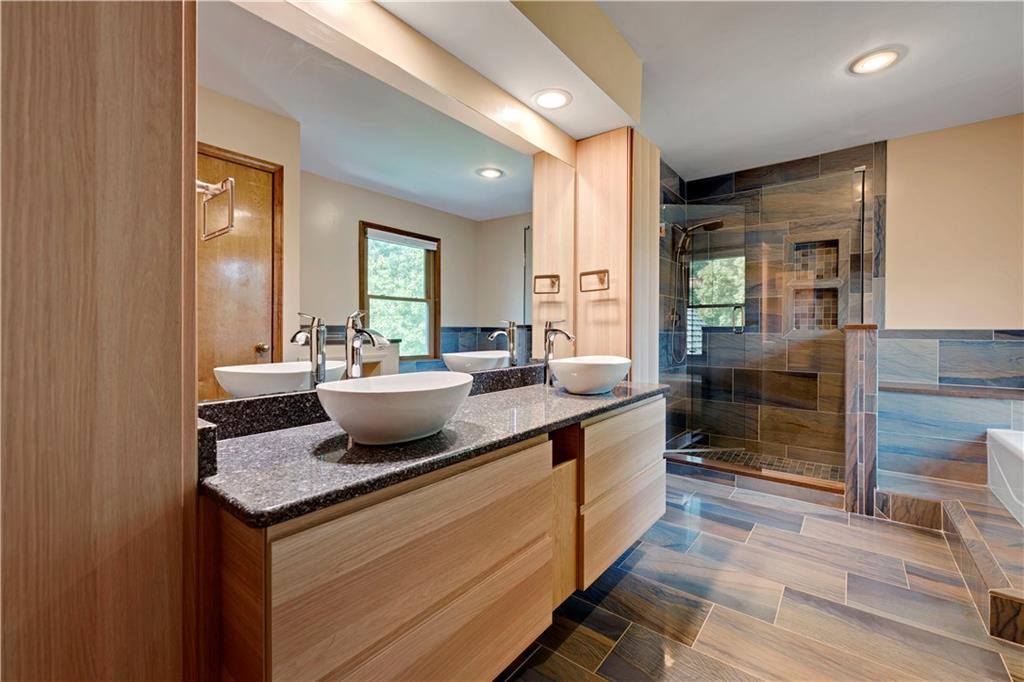 15331 West 84th Terrace, Lenexa, KS 66219