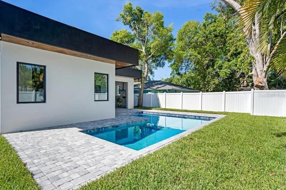 2475 Bay Street, Sarasota, FL 34237