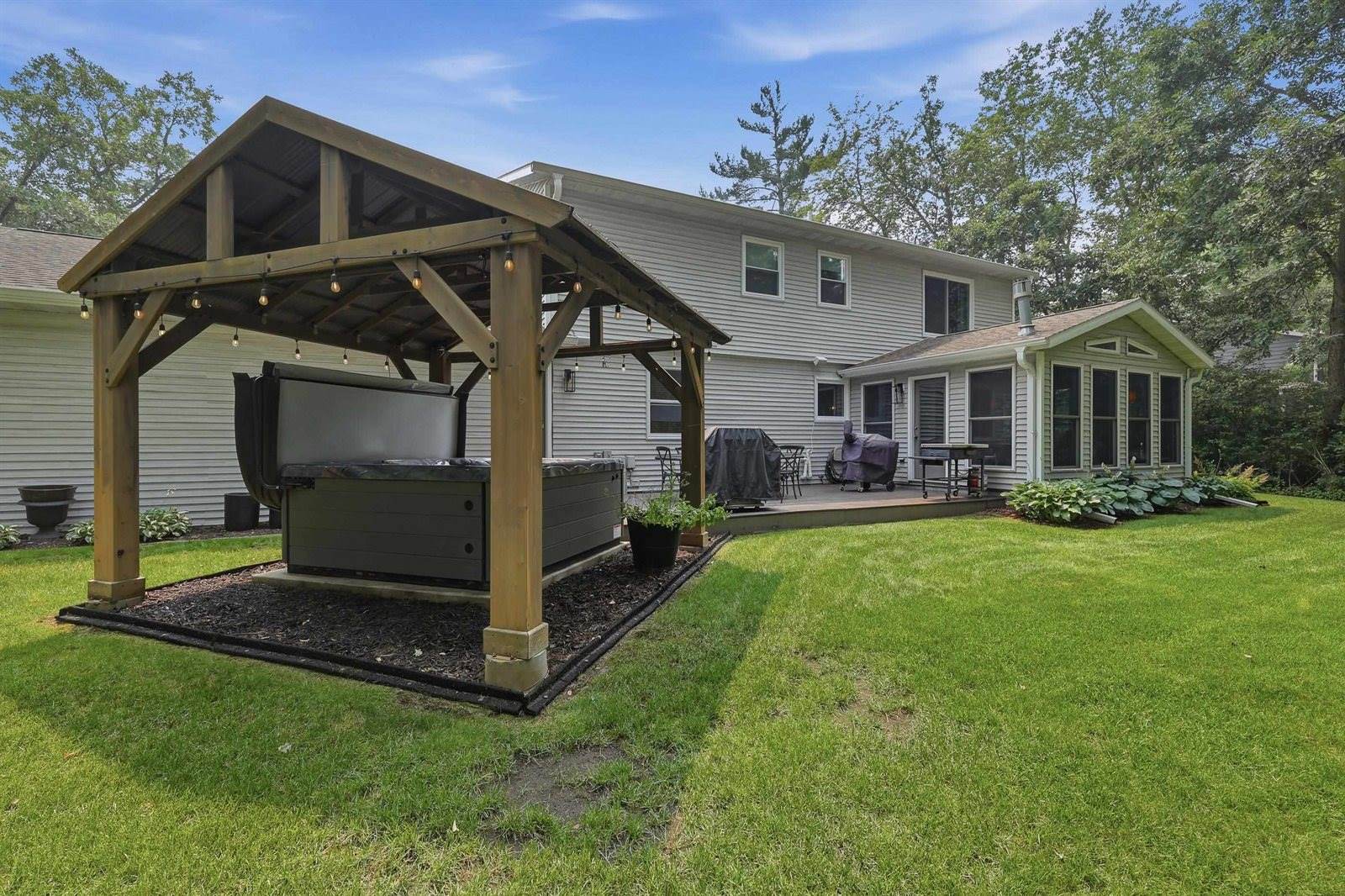 2441 Shadowview Circle, Plover, WI 54467