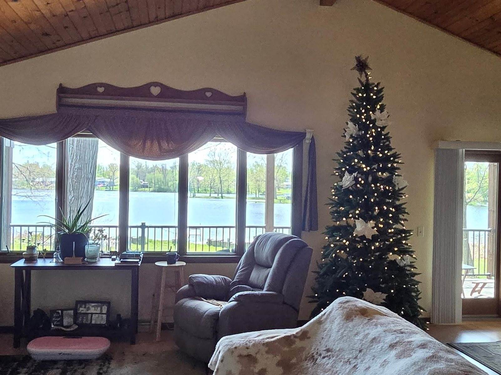W793 Oak Shore, Fountain Prairie, WI 53932