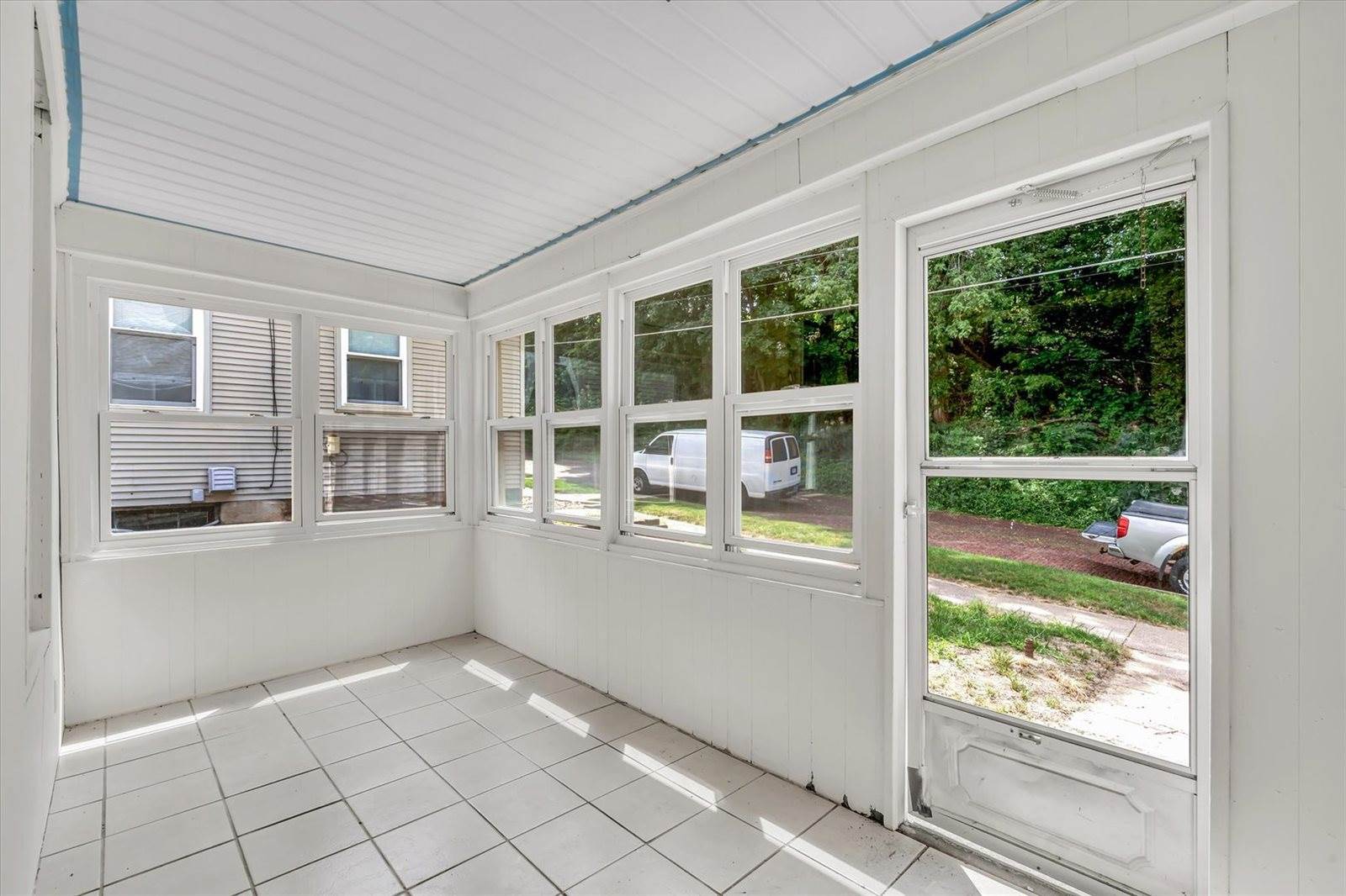 2711 9th Avenue, Rock Island, IL 61201