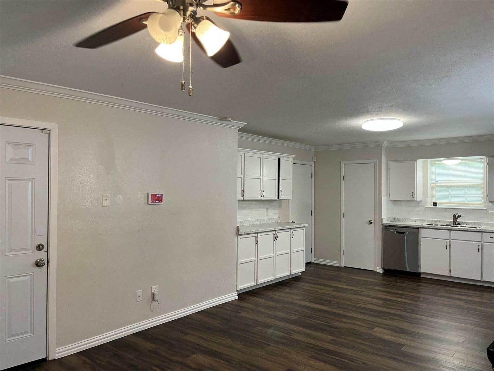 501 Sparks Street, Grand Prairie, TX 75051