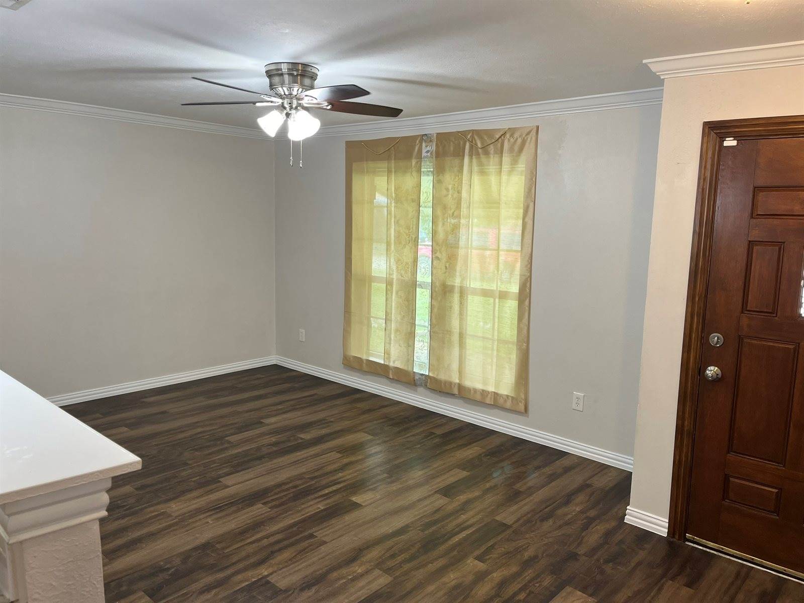 501 Sparks Street, Grand Prairie, TX 75051