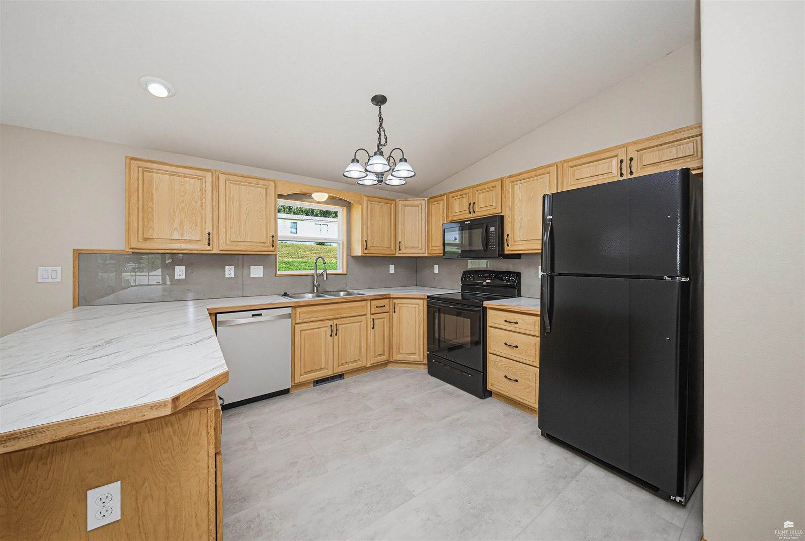 612 Jerry Drive, Grandview Plaza, KS 66441