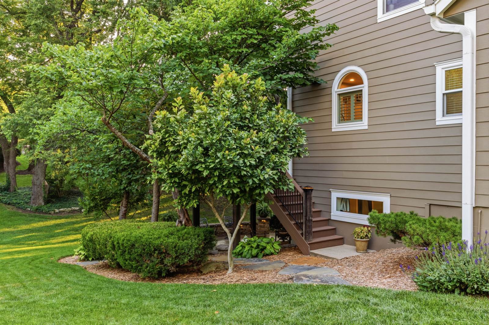 13212 Fontana St, Leawood, KS 66209