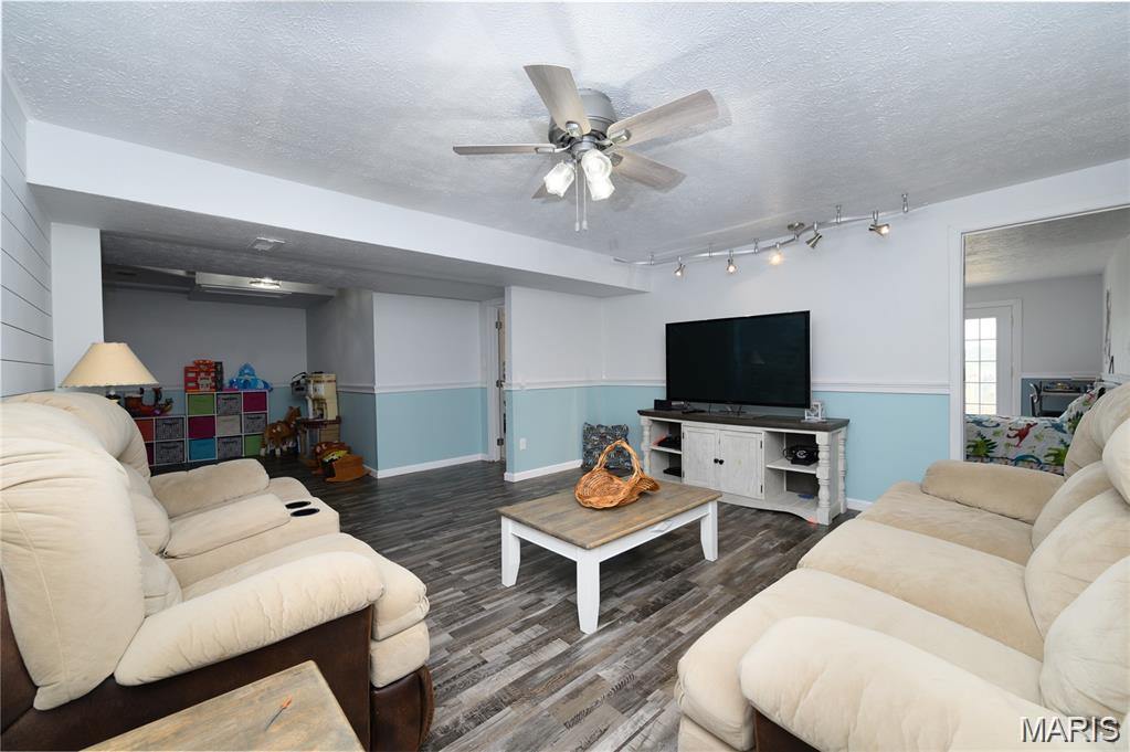 20020 Richfield Rd, Richland, MO 65556
