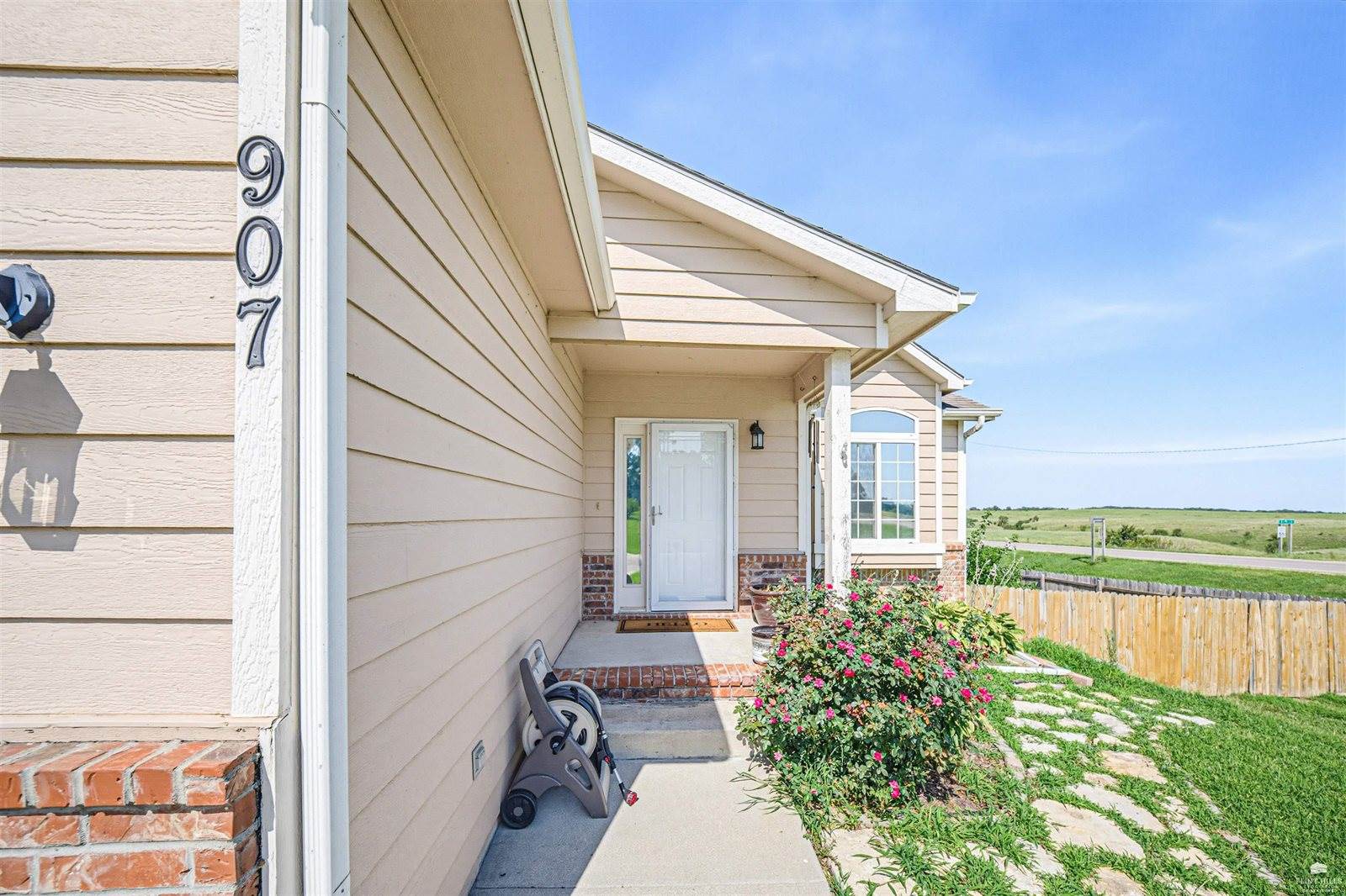 907 Maple Street, Wakefield, KS 67487