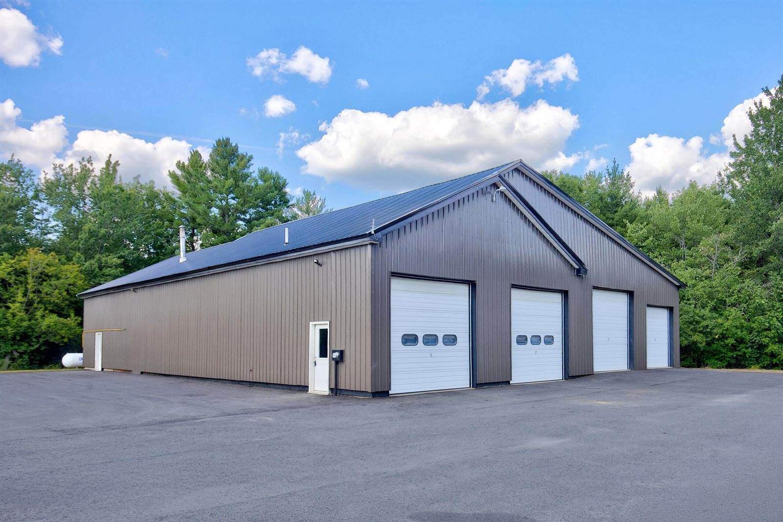 2660 Western Avenue, Newburgh, ME 04444