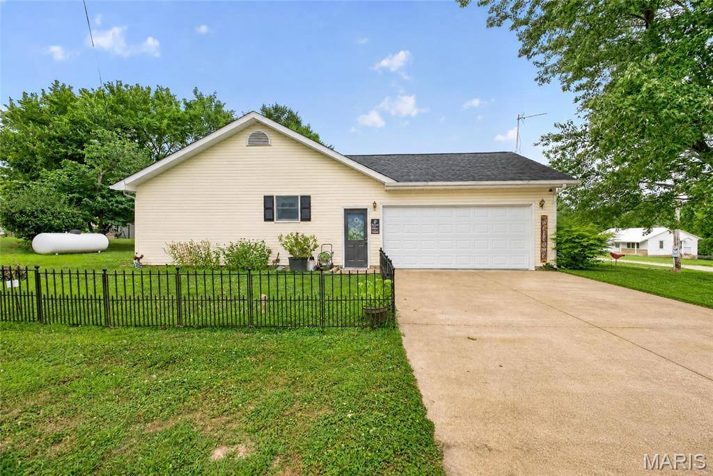 101 South Locust Street, Dixon, MO 65459