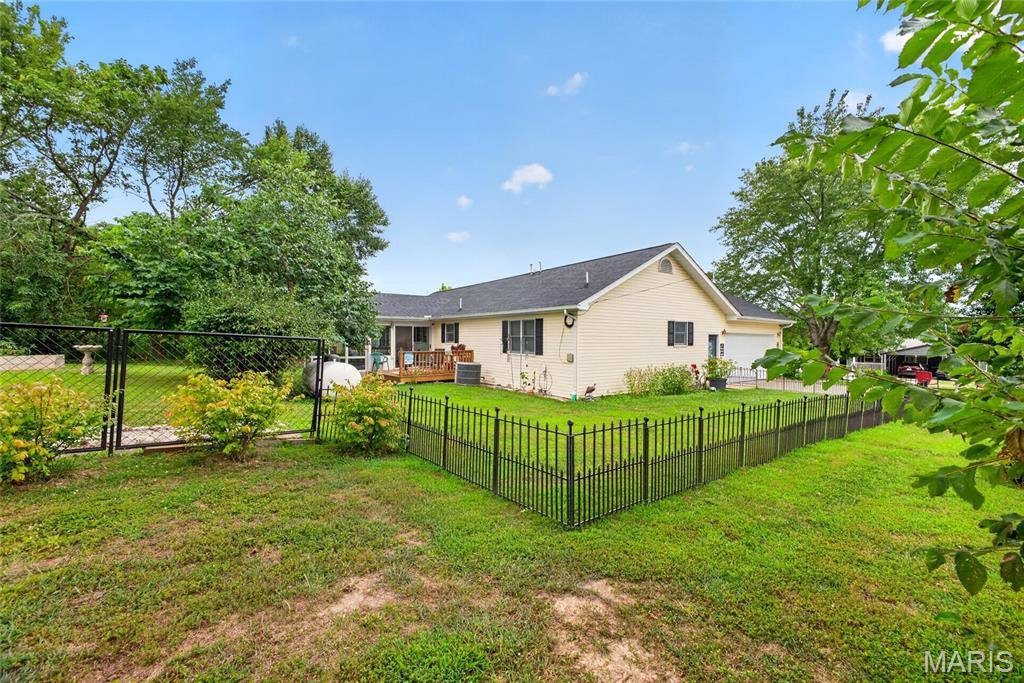 101 South Locust Street, Dixon, MO 65459
