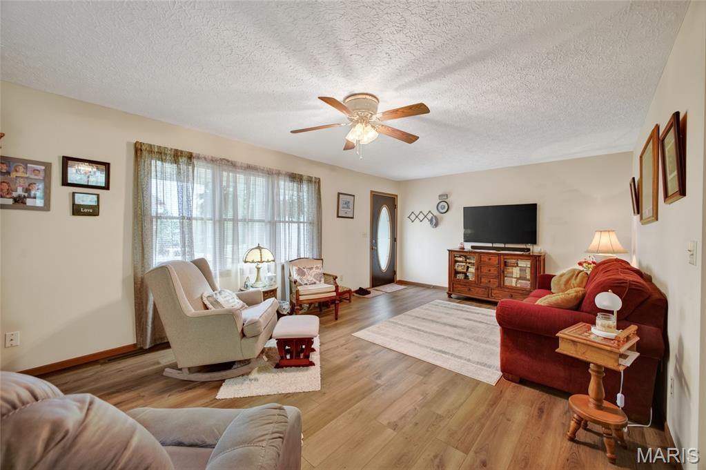 101 South Locust Street, Dixon, MO 65459