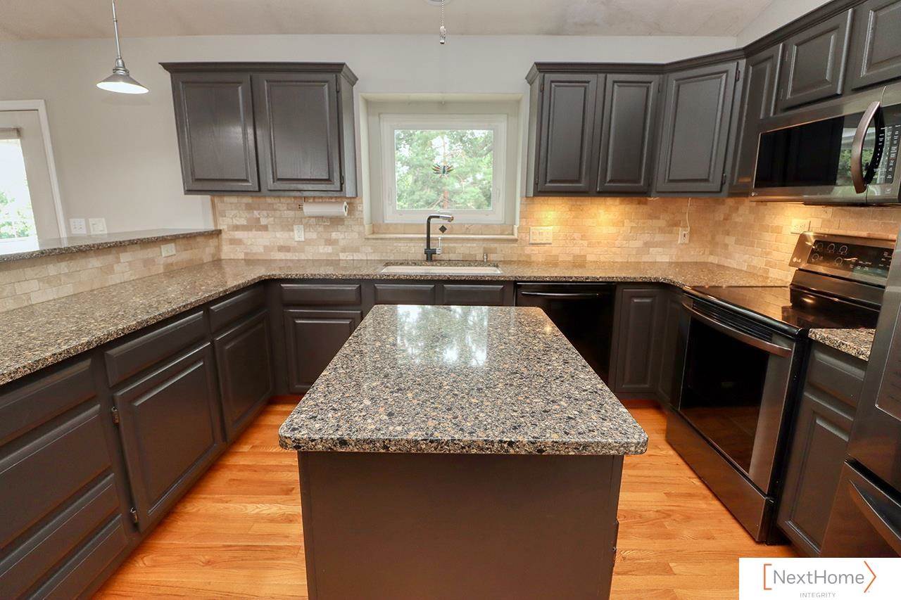 517 Lakeshore Drive, Lincoln, NE 68528