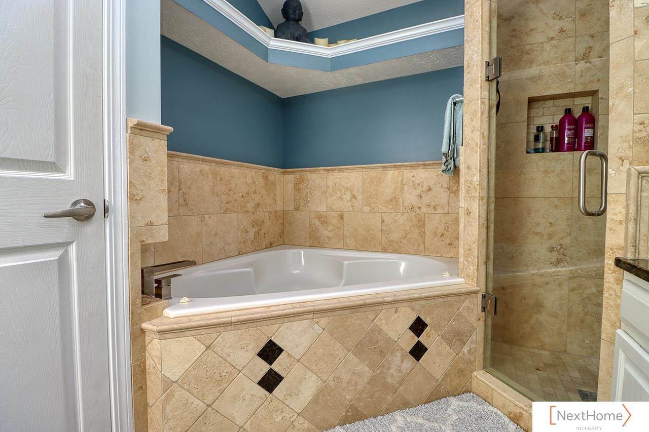 517 Lakeshore Drive, Lincoln, NE 68528