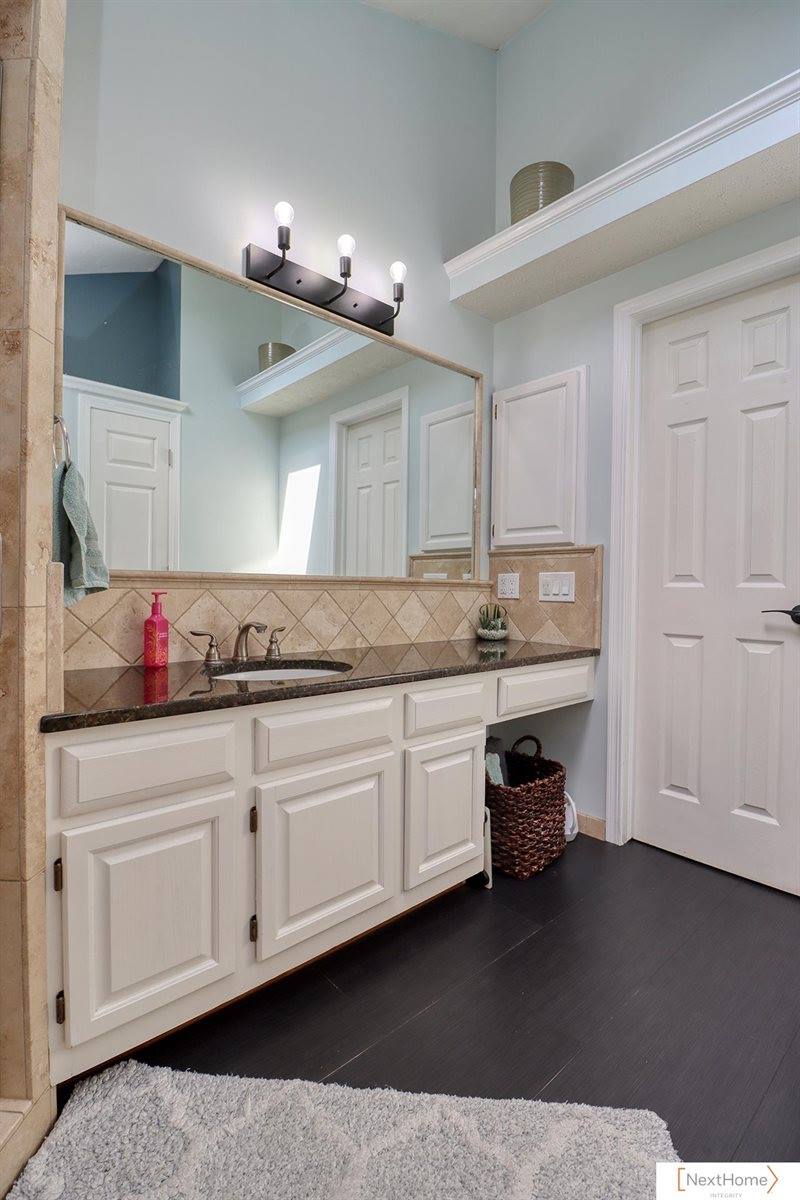 517 Lakeshore Drive, Lincoln, NE 68528