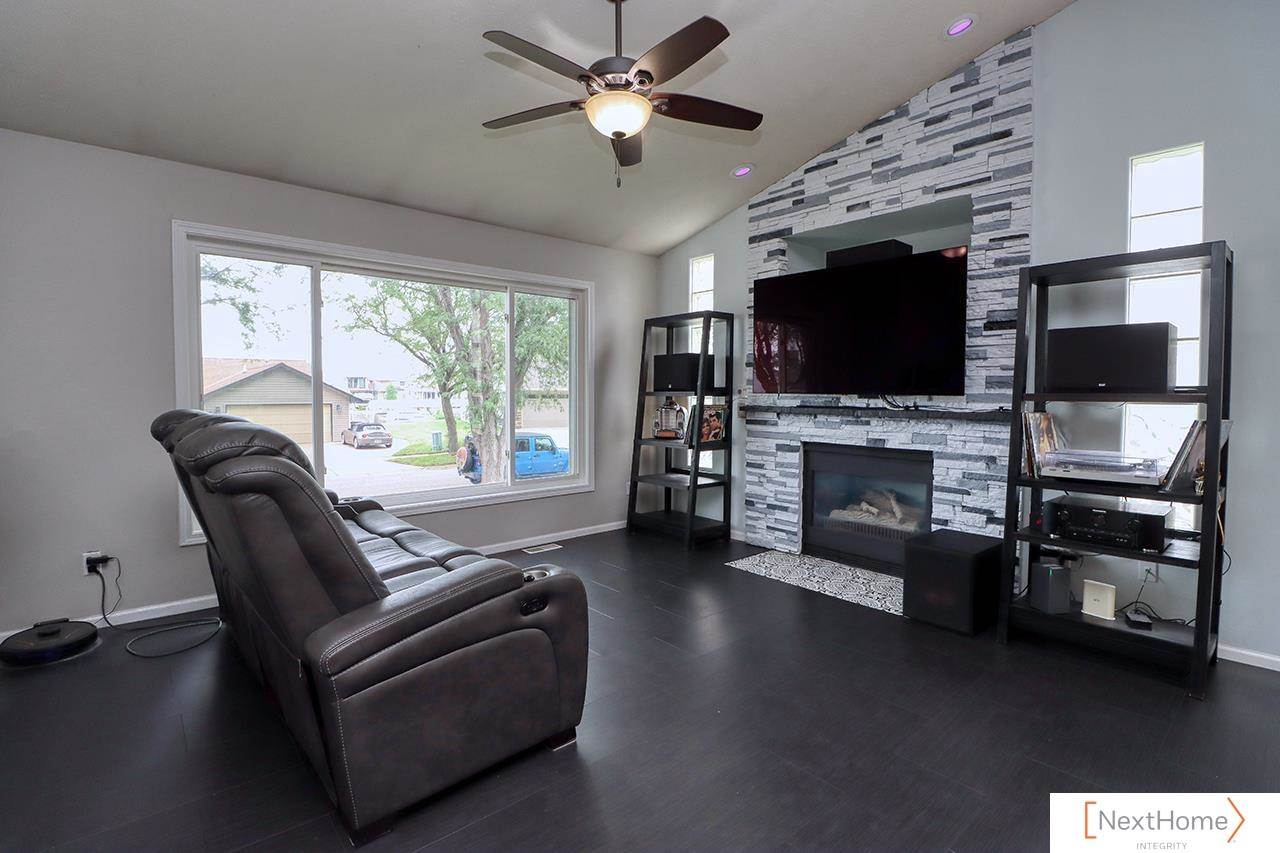 517 Lakeshore Drive, Lincoln, NE 68528