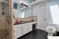 517 Lakeshore Drive, Lincoln, NE 68528
