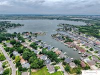 517 Lakeshore Drive, Lincoln, NE 68528