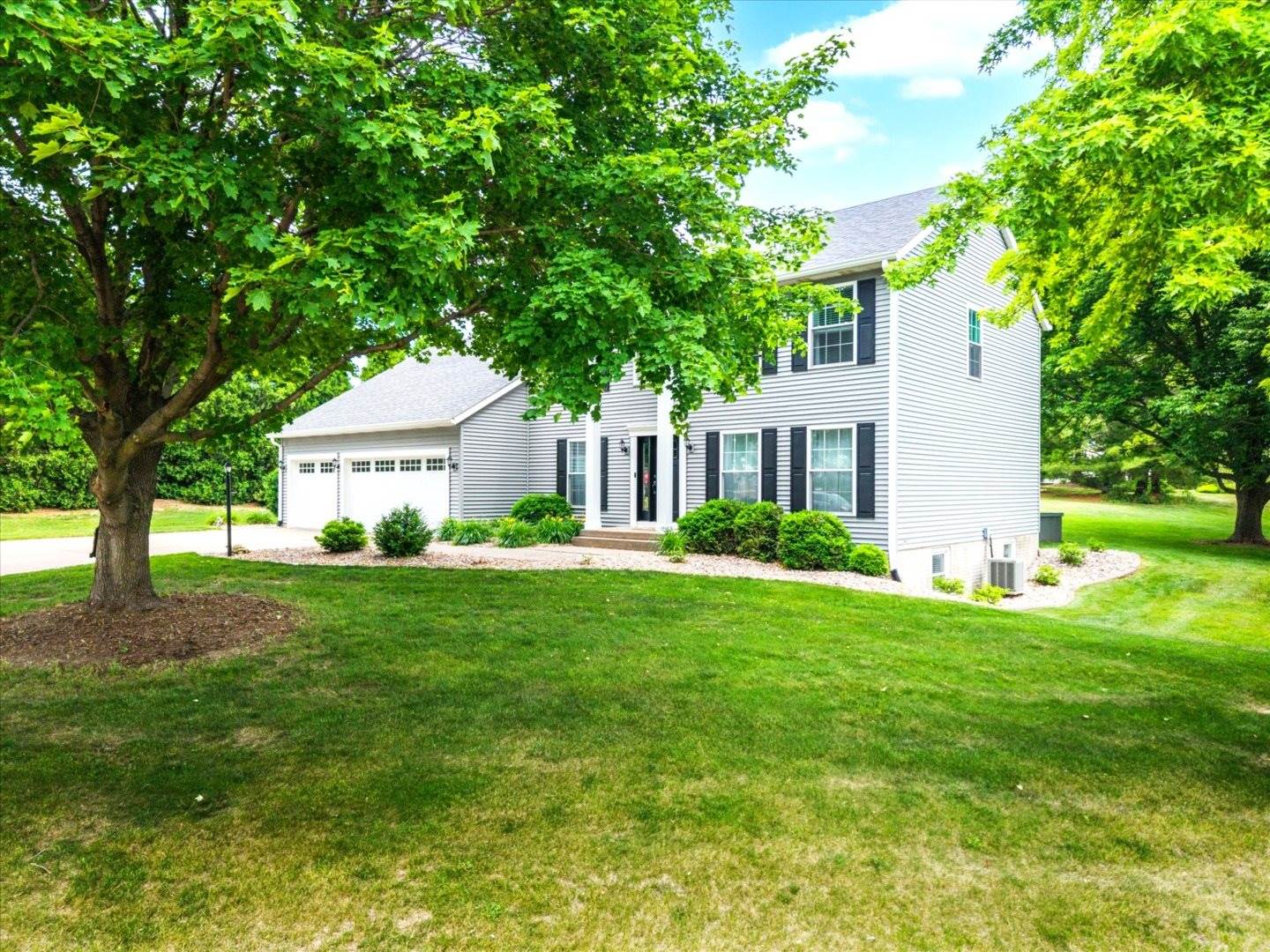 2520 Buckingham Avenue, Bettendorf, IA 52722