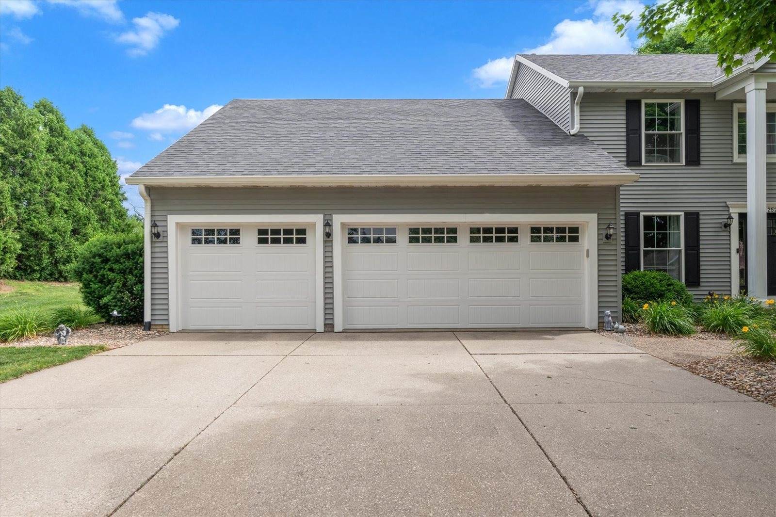 2520 Buckingham Avenue, Bettendorf, IA 52722