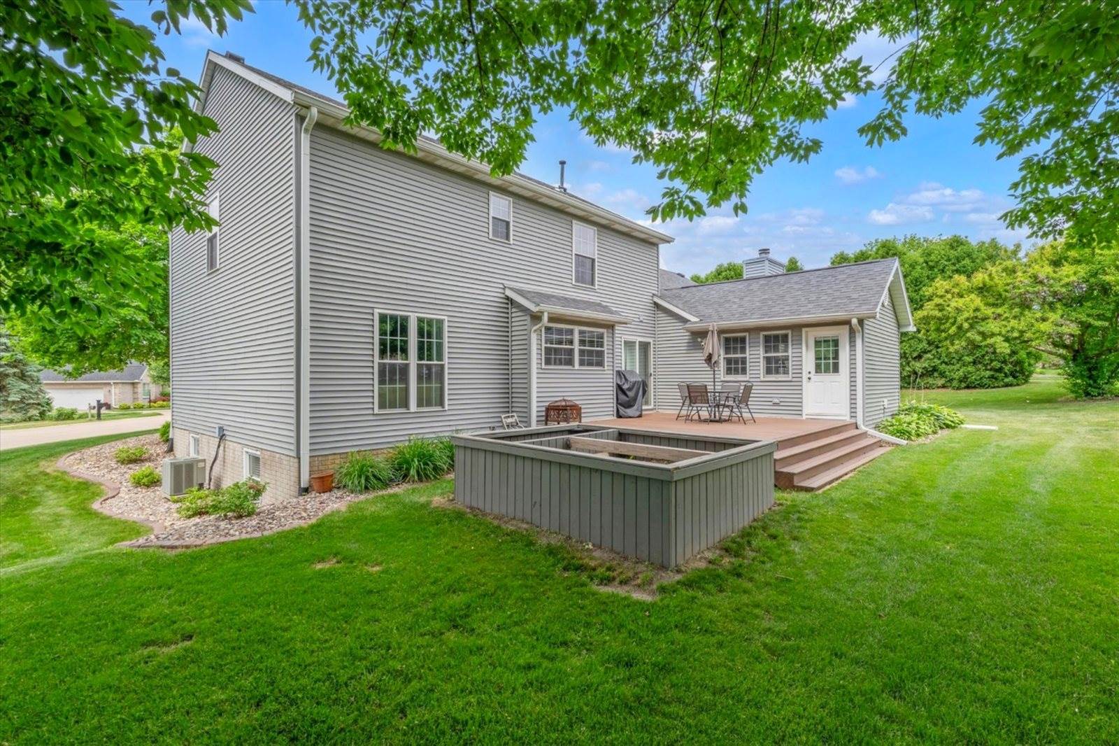 2520 Buckingham Avenue, Bettendorf, IA 52722