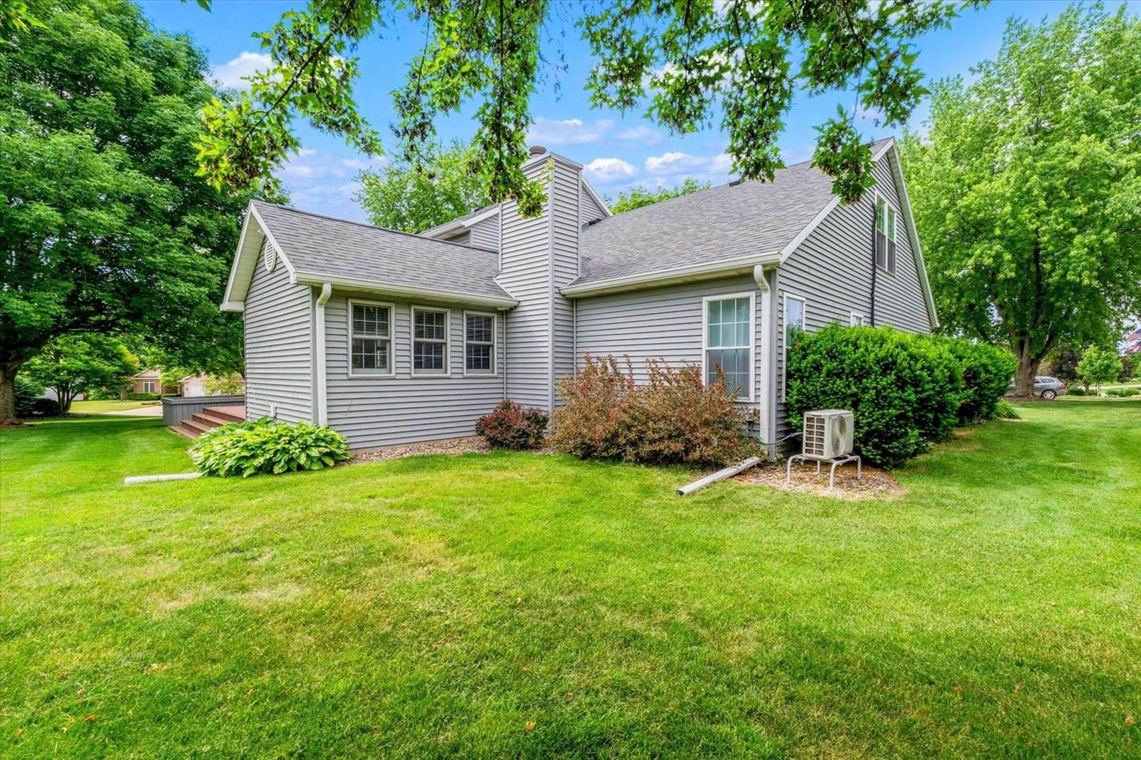2520 Buckingham Avenue, Bettendorf, IA 52722