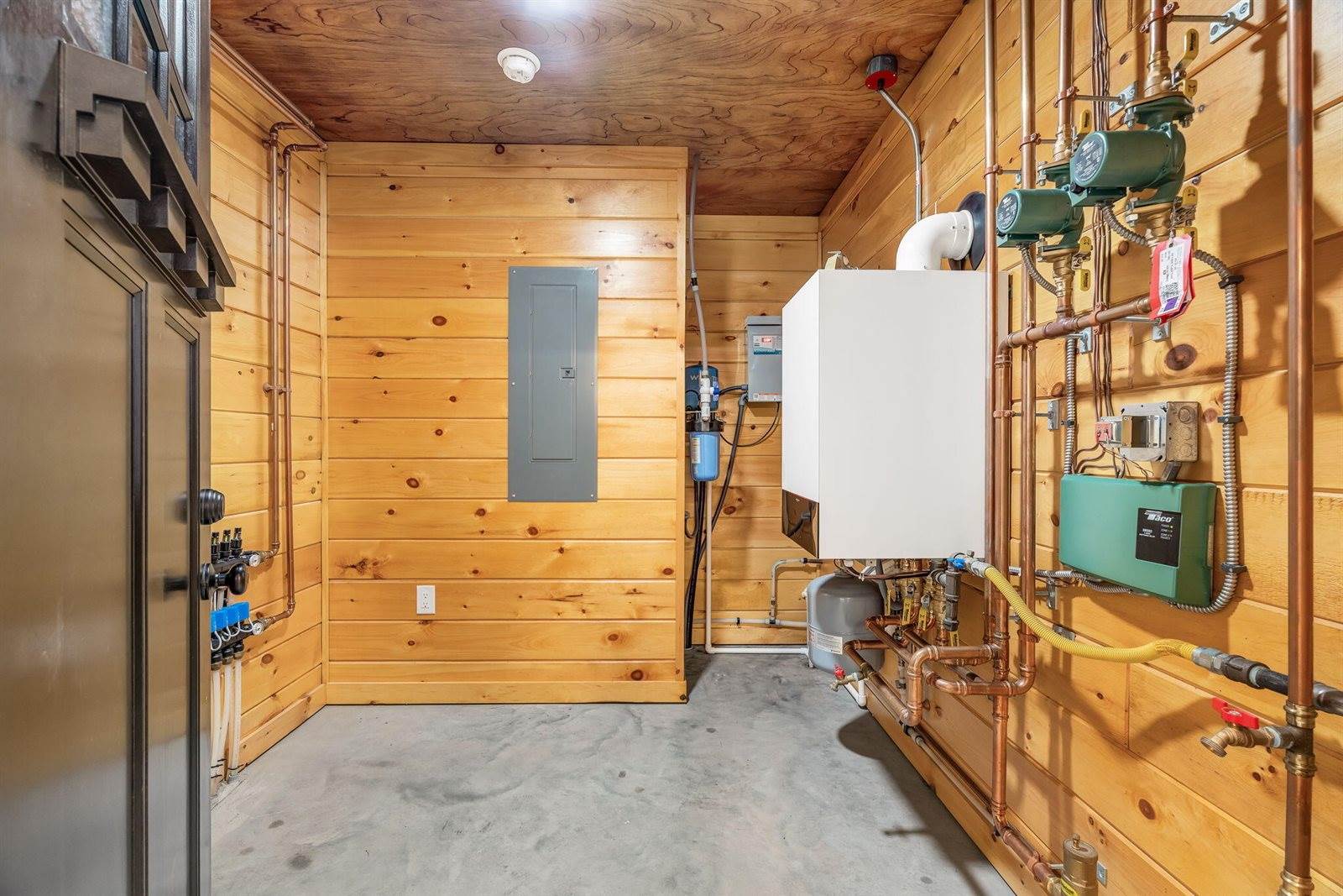 290 White Point Estates Road, Lincoln, ME 04457