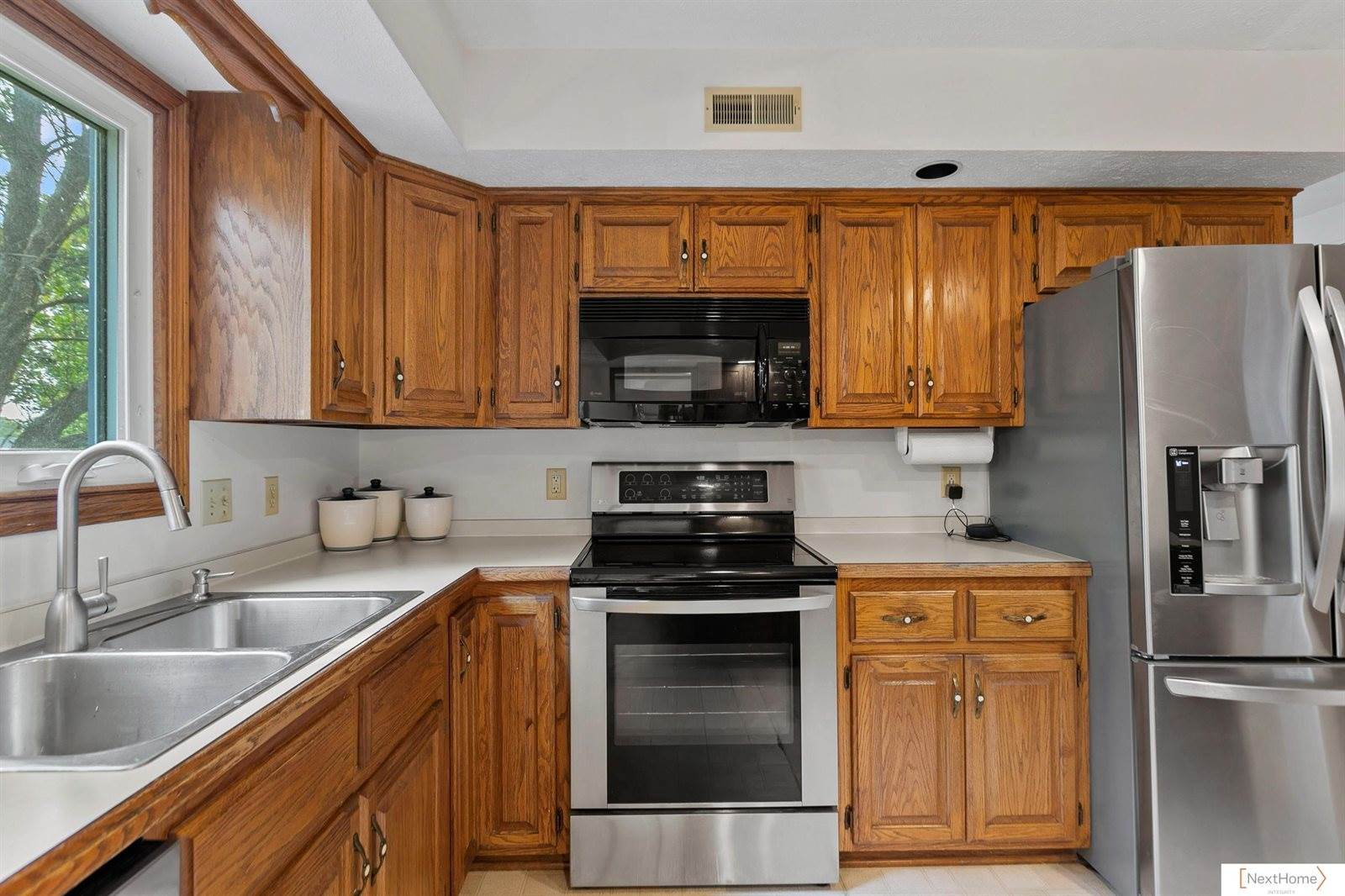 6735 Rockwood Lane, Lincoln, NE 68516