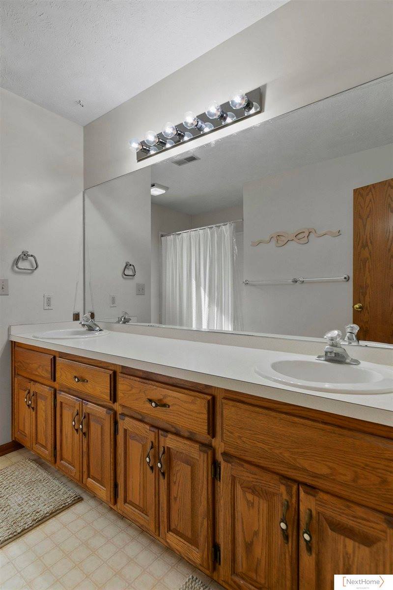 6735 Rockwood Lane, Lincoln, NE 68516