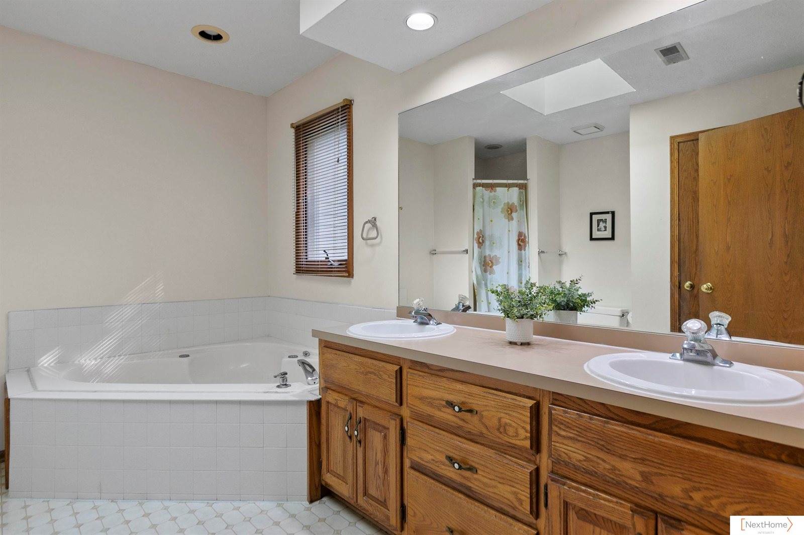 6735 Rockwood Lane, Lincoln, NE 68516