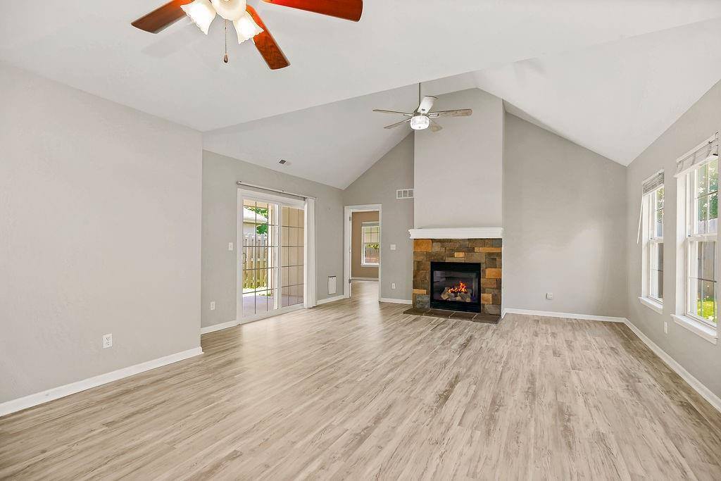 2210 East Sycamore Street, Tonganoxie, KS 66086