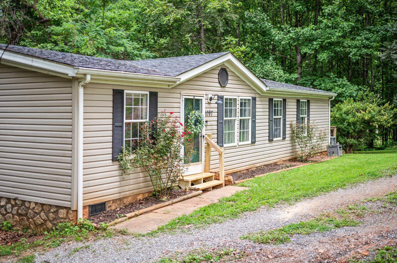 1097 Winn Drive, Moneta, VA 24121